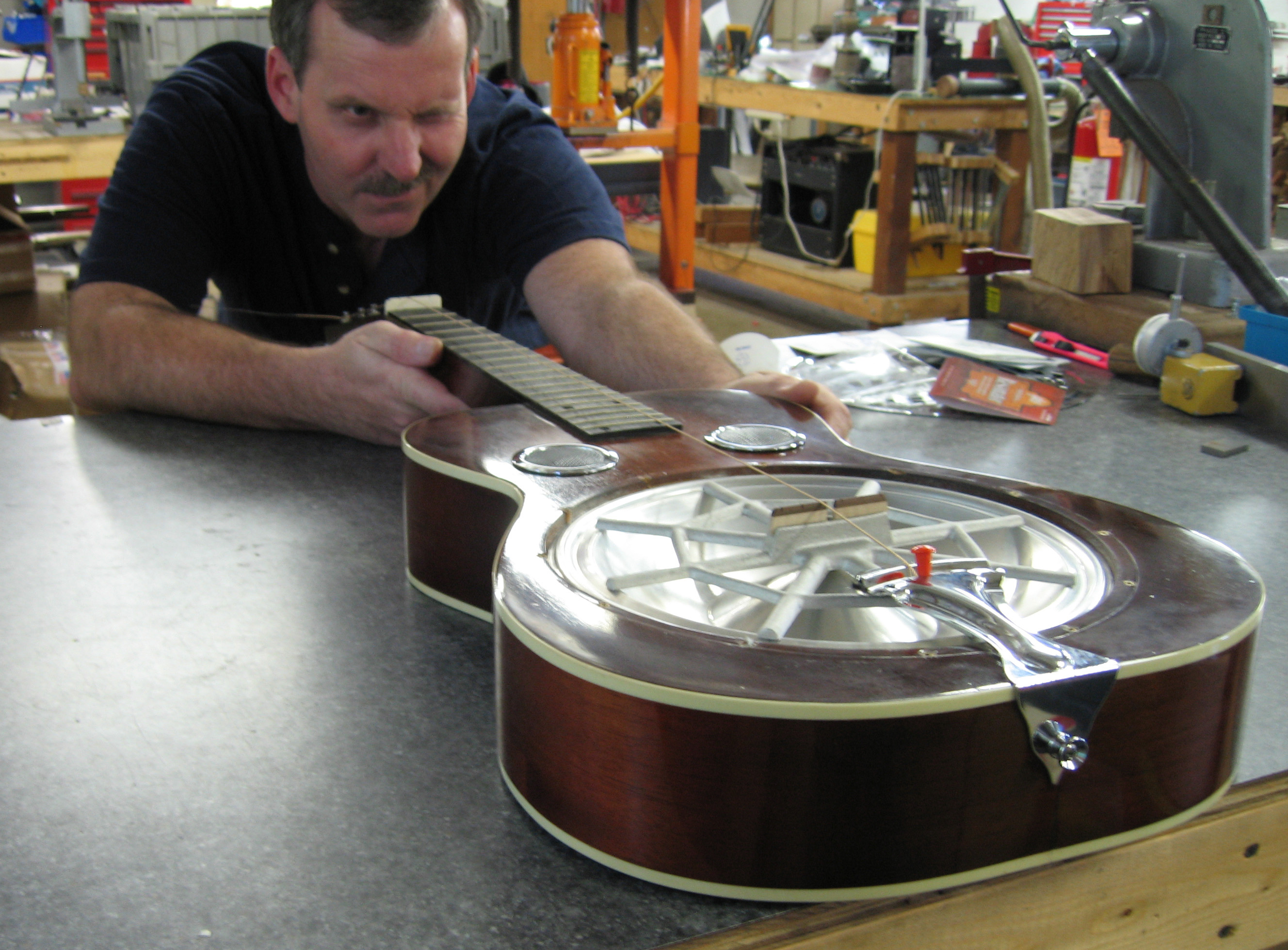 Configuration de la guitare du résonateur Spider-bridge