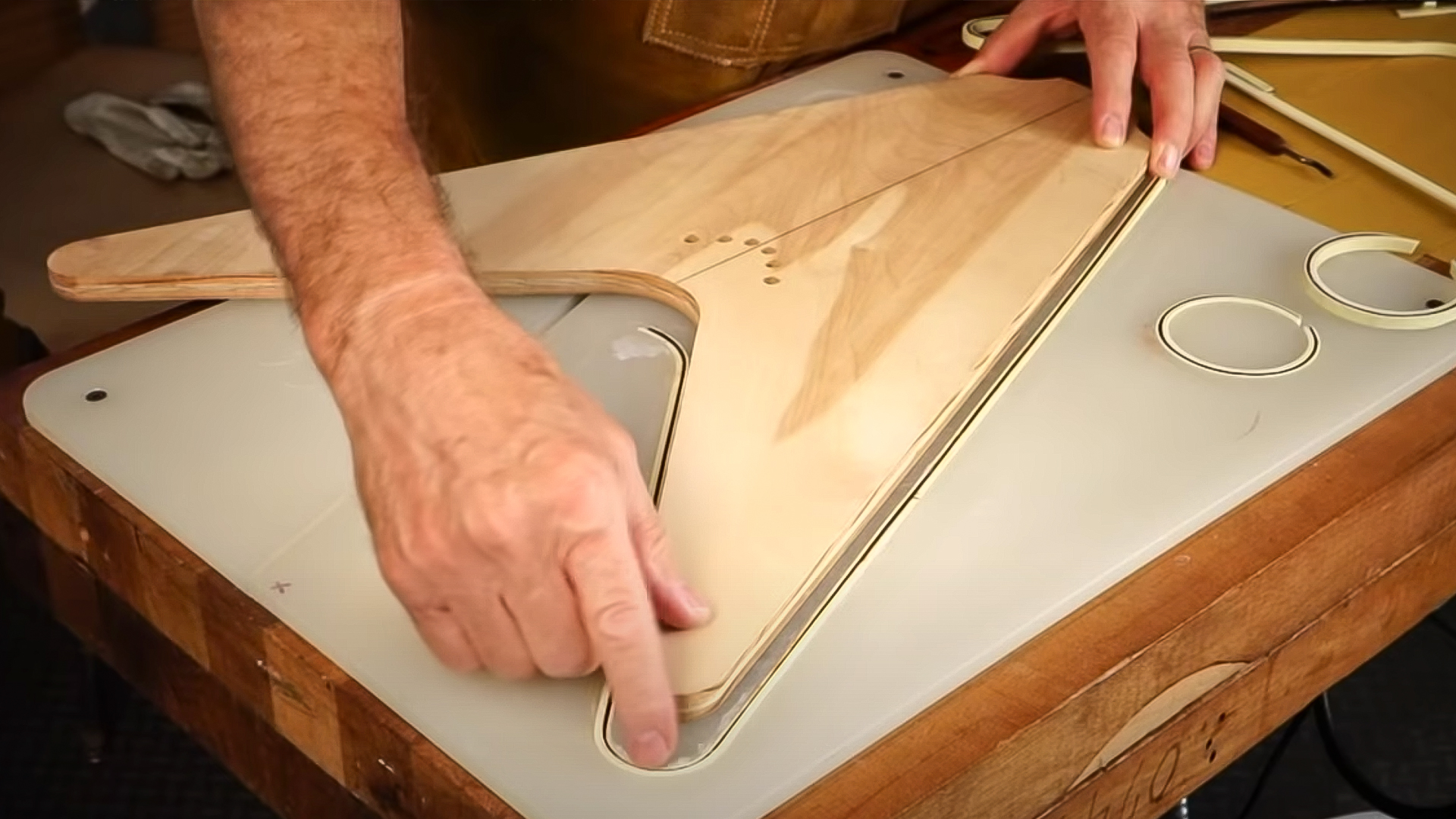 Une planche à découper de cuisine est un excellent gabarit binding  !