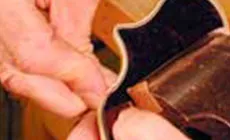 La colle se fixe rapidement