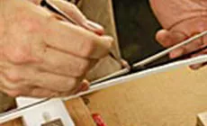 La colle se fixe rapidement