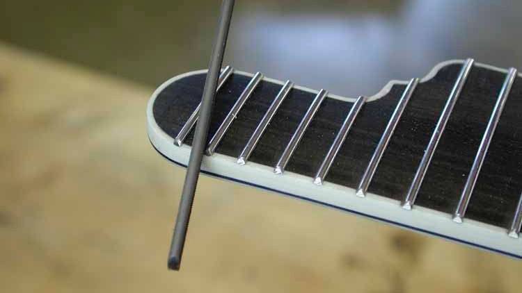 Installer un filet et des frettes sur une touche de mandoline Red Diamond