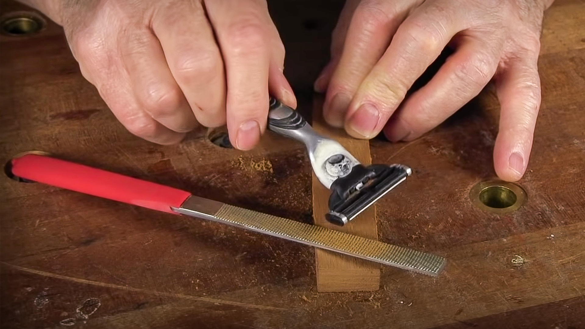 Préparer une lime rasoir pour un affûtage optimal des feuillures de filets