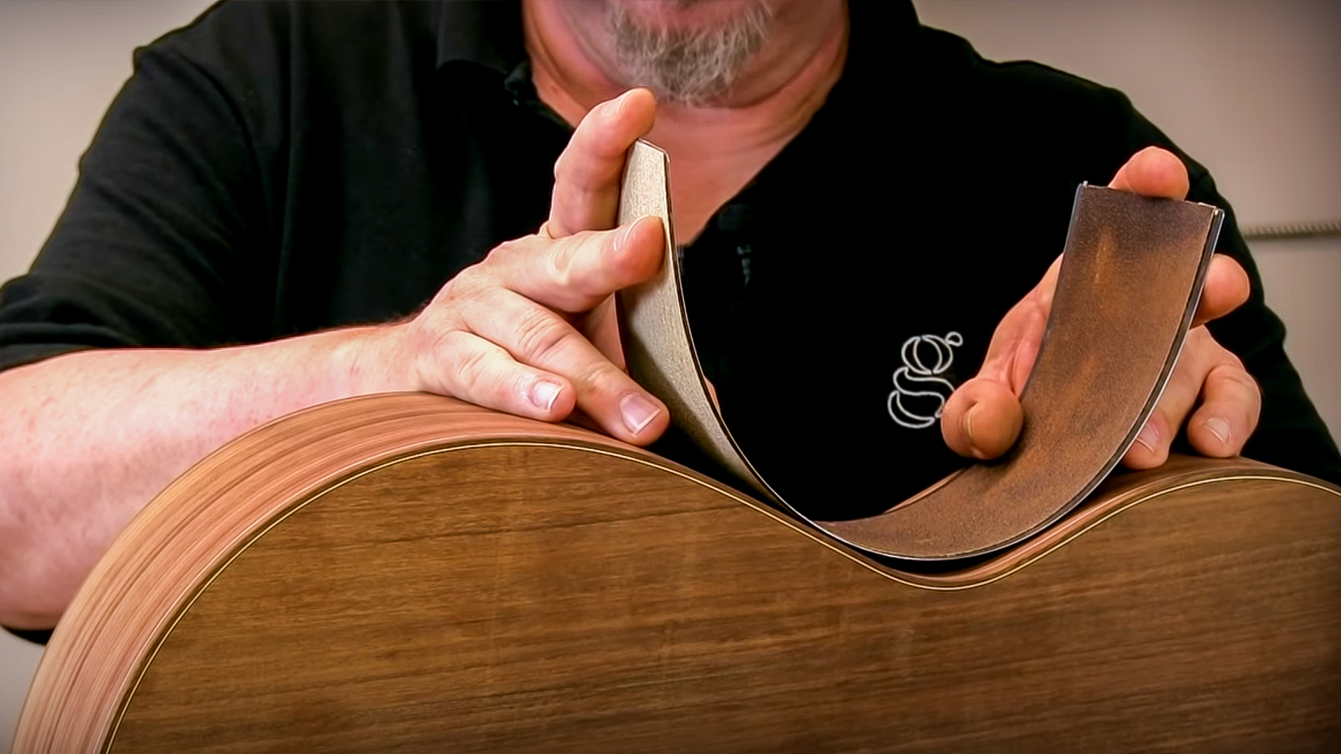 Michael Greenfield montre comment poncer des corps de guitare