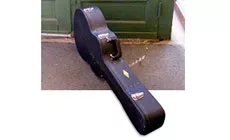 Guitare à la porte