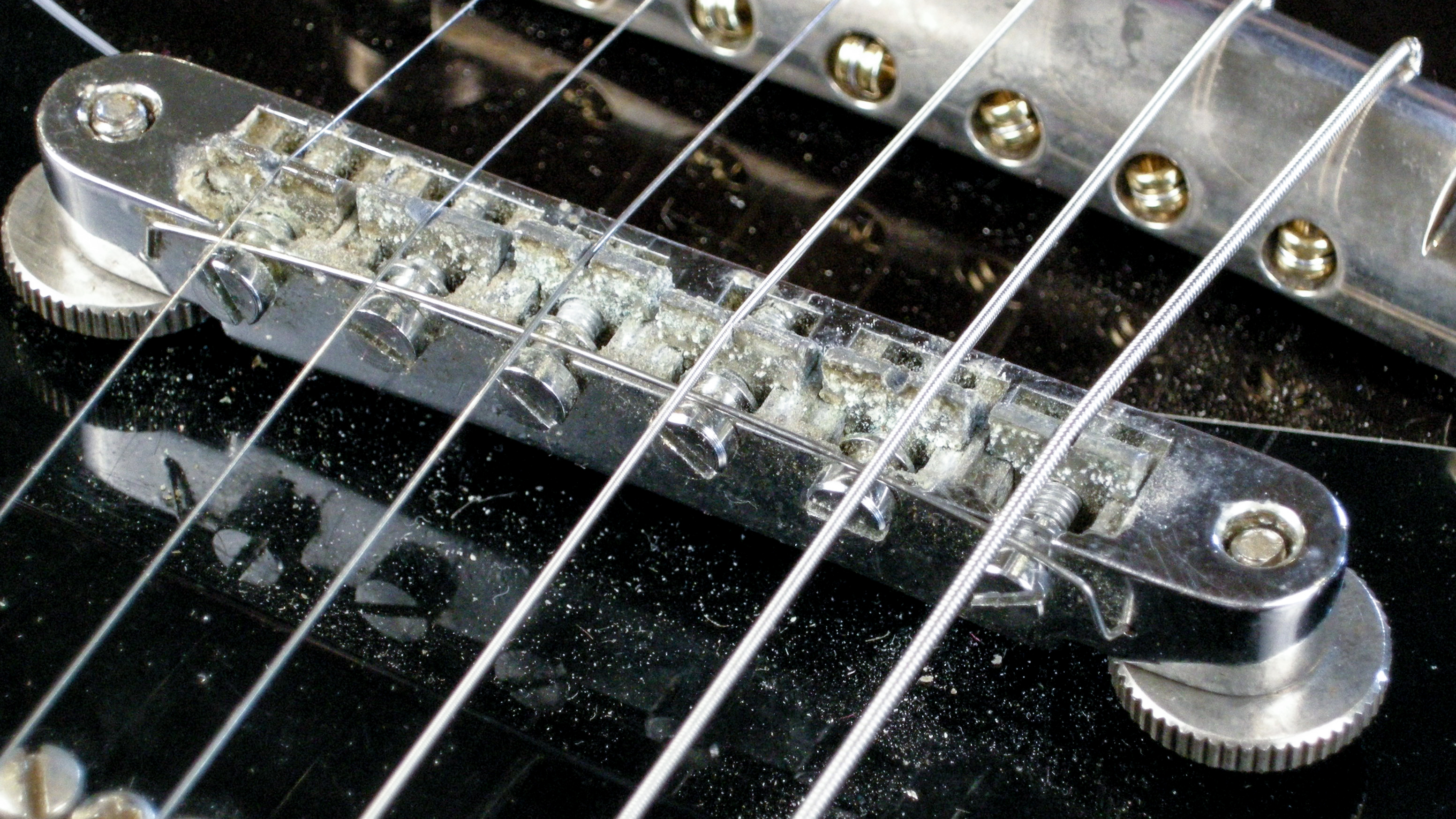 Nettoyez vos anciennes selles de guitare électrique