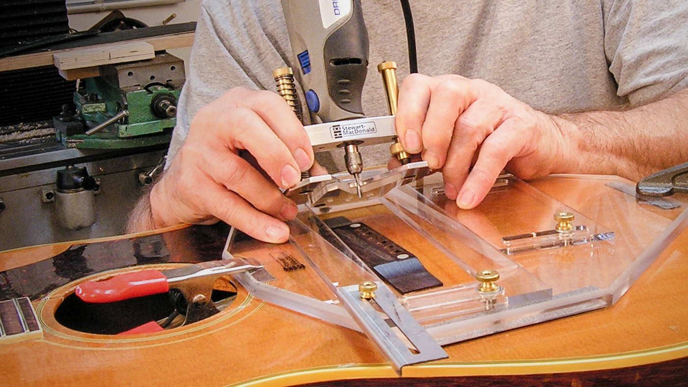 Trouver le bon emplacement pour la fente de sillet d’une guitare