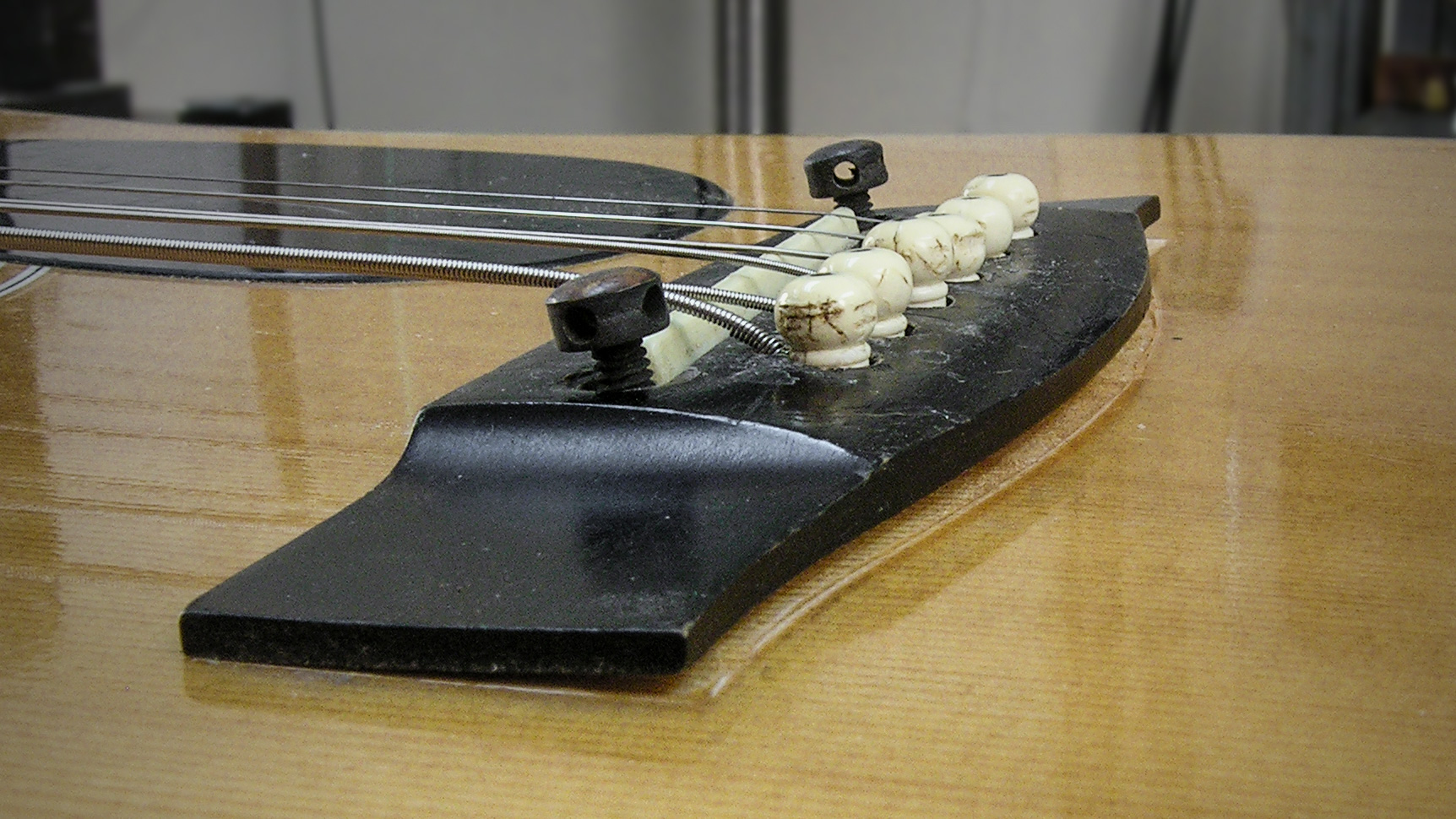 Fixation d’un pont lâche sur une vente spéciale sur cour