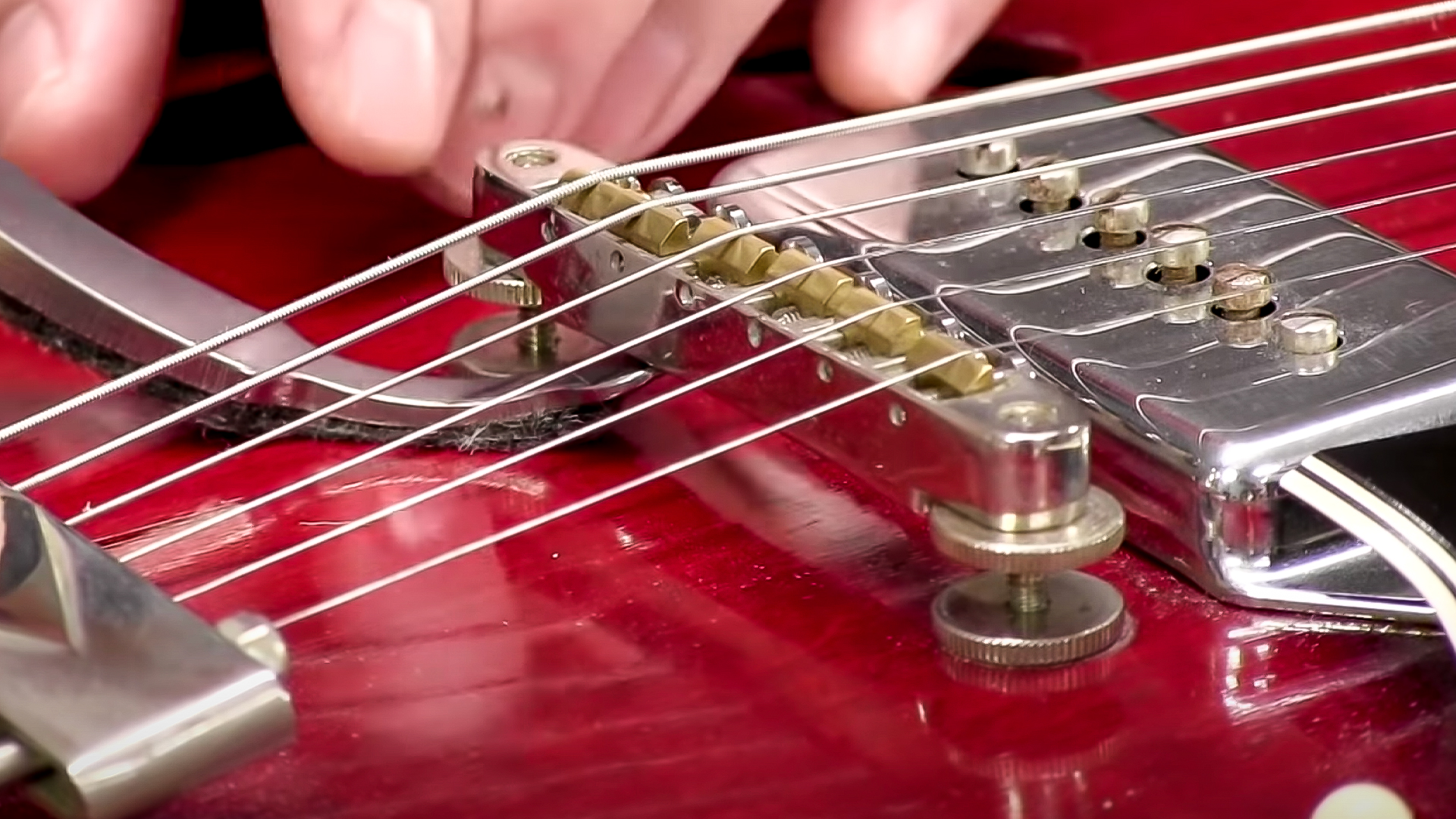 Fixation d'un Tune-O-Matic qui ne sera pas réglé