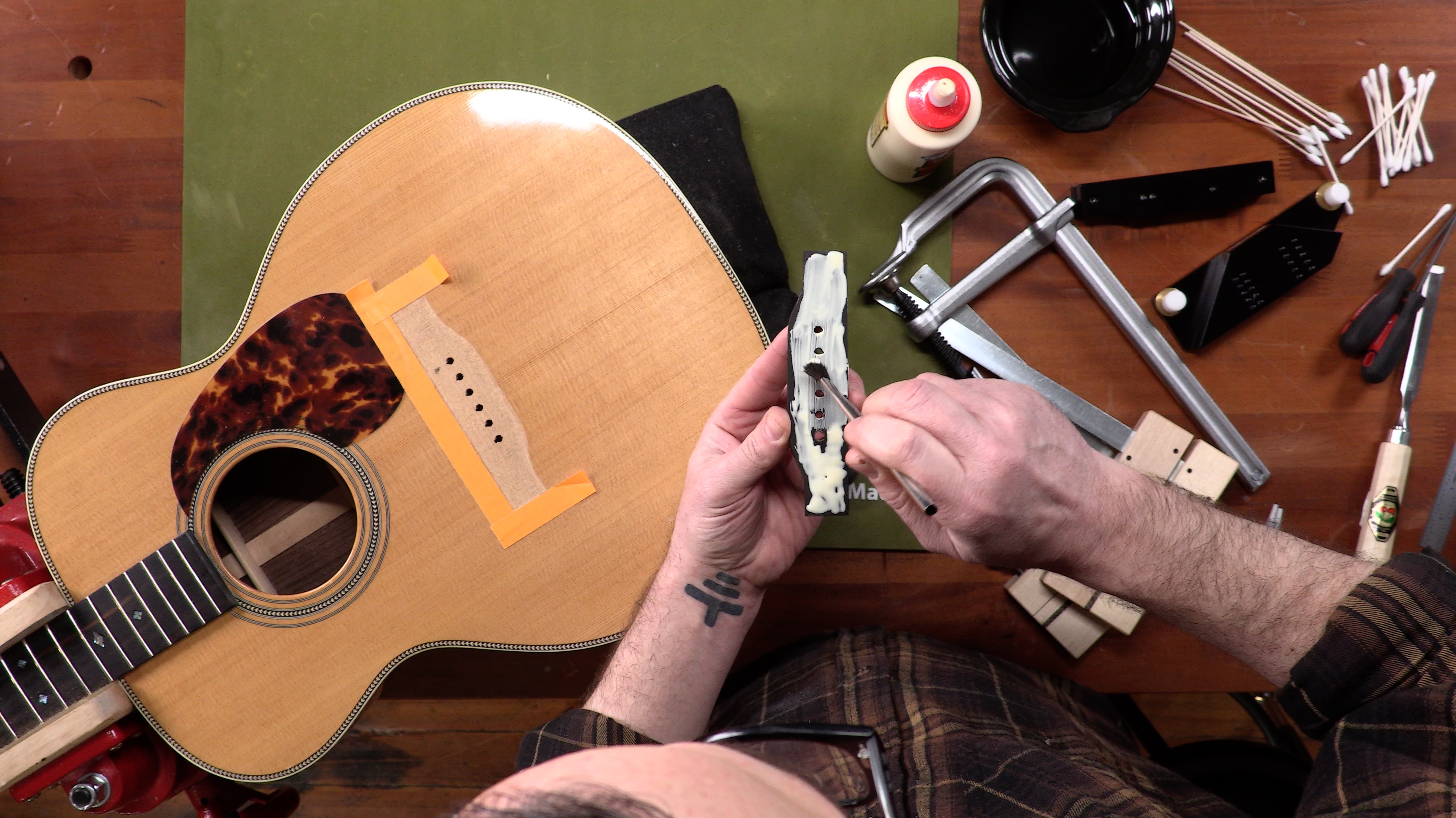 Comment fixer un pont de guitare acoustique lâche