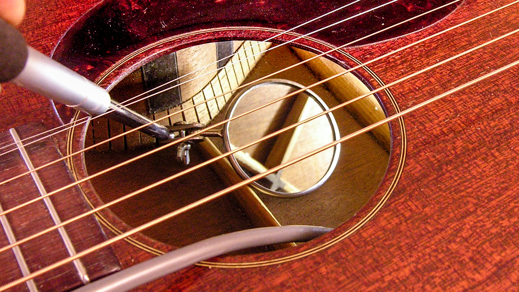 Comment voir à l’intérieur d’un corps de guitare si vous n’avez pas de caractéristiques radiographiques