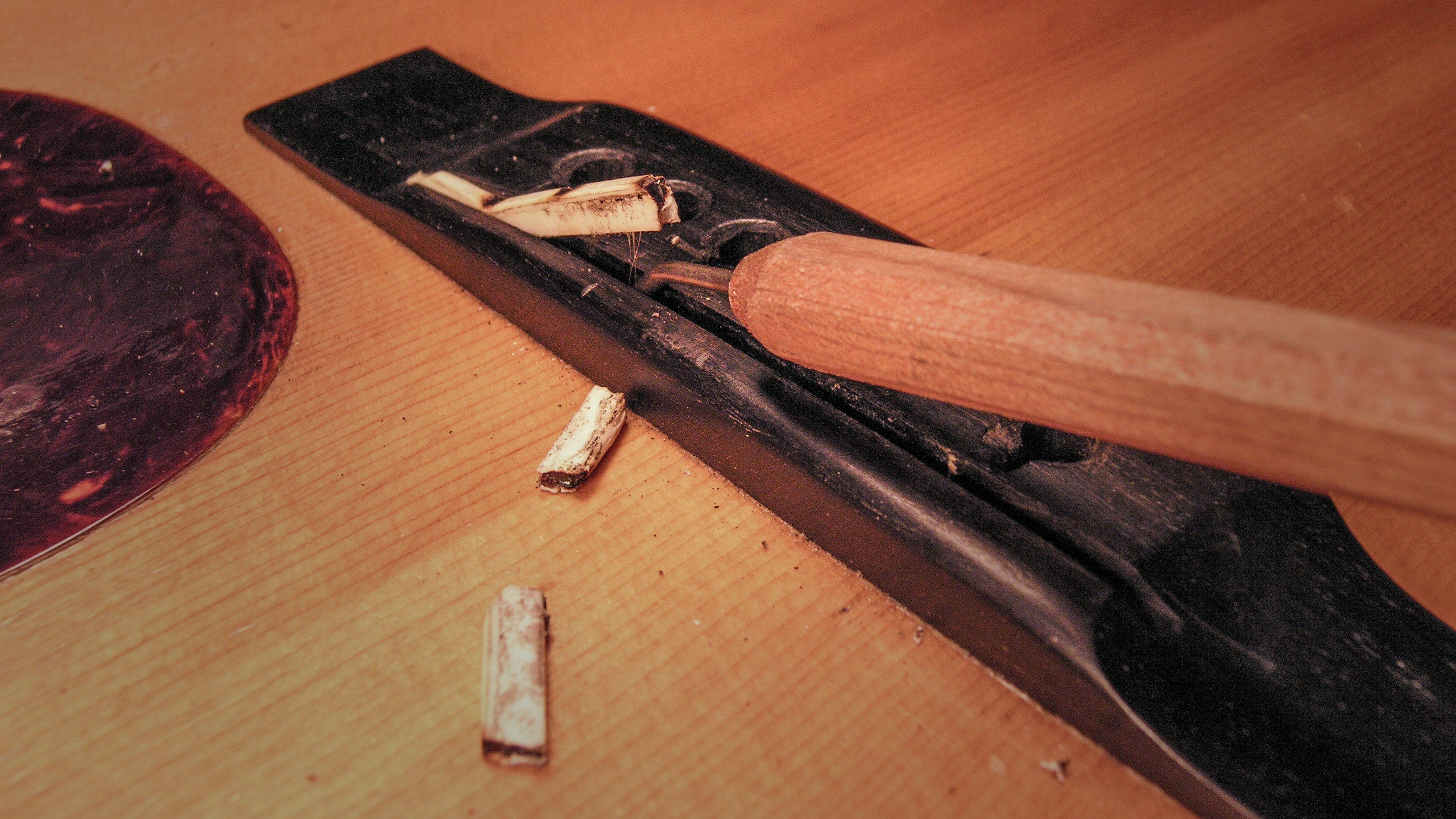 Retrait de la selle collée sur un 1937 Martin D-28 Herringbone