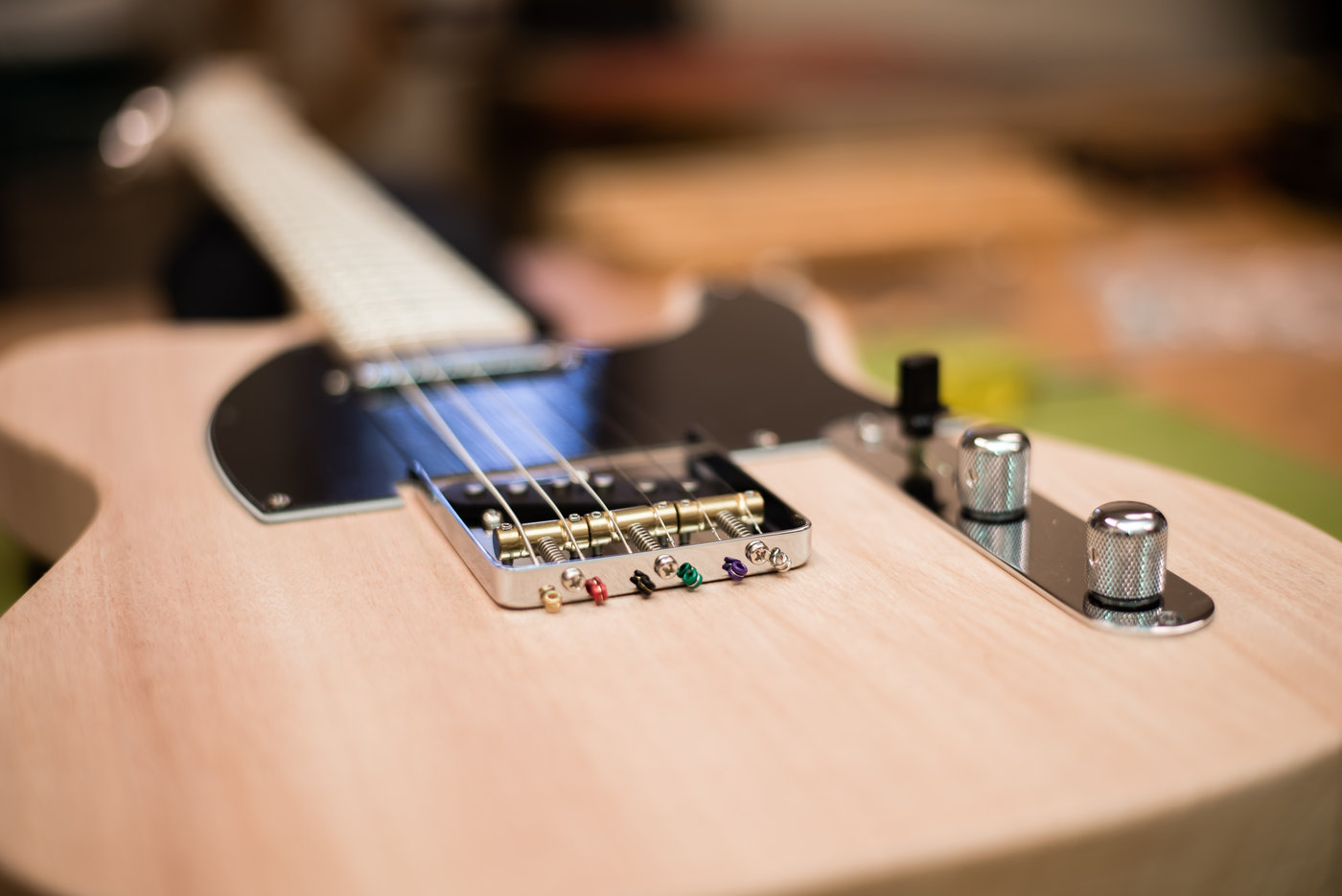 Pont de guitare montrant des cordes d’extrémité de balle