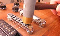 Photo : marteau à épingle faisant des encoches de corde