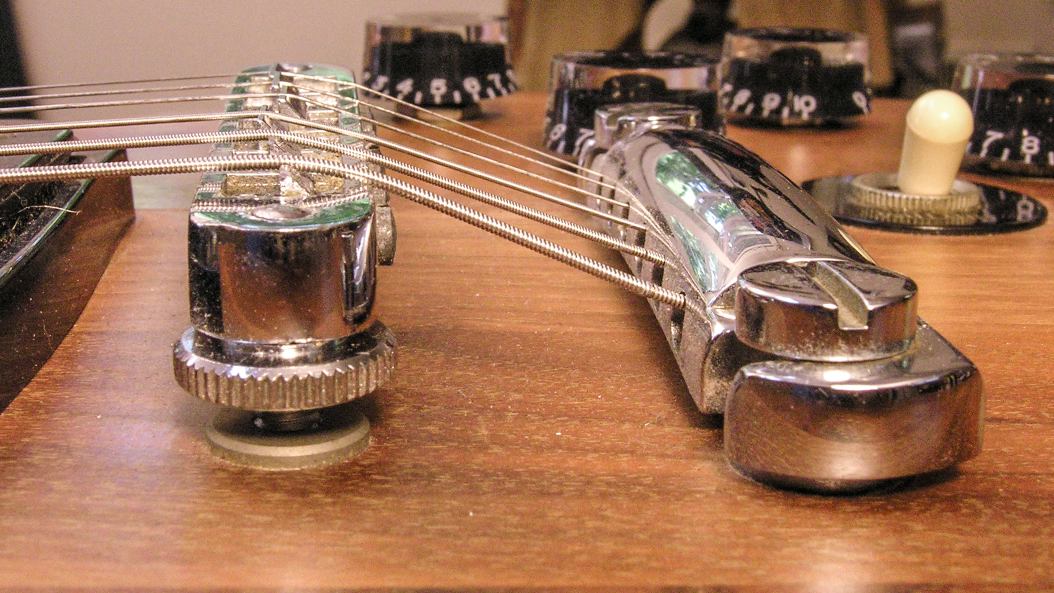 Configuration Tune-O-Matic : le problème est-il lié au pont ou à l’angle du cou ?