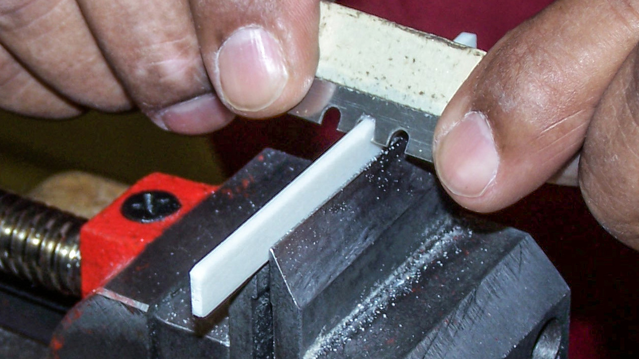 Utilisation d’une lame de couteau utilitaire comme outil de mise en forme de selle