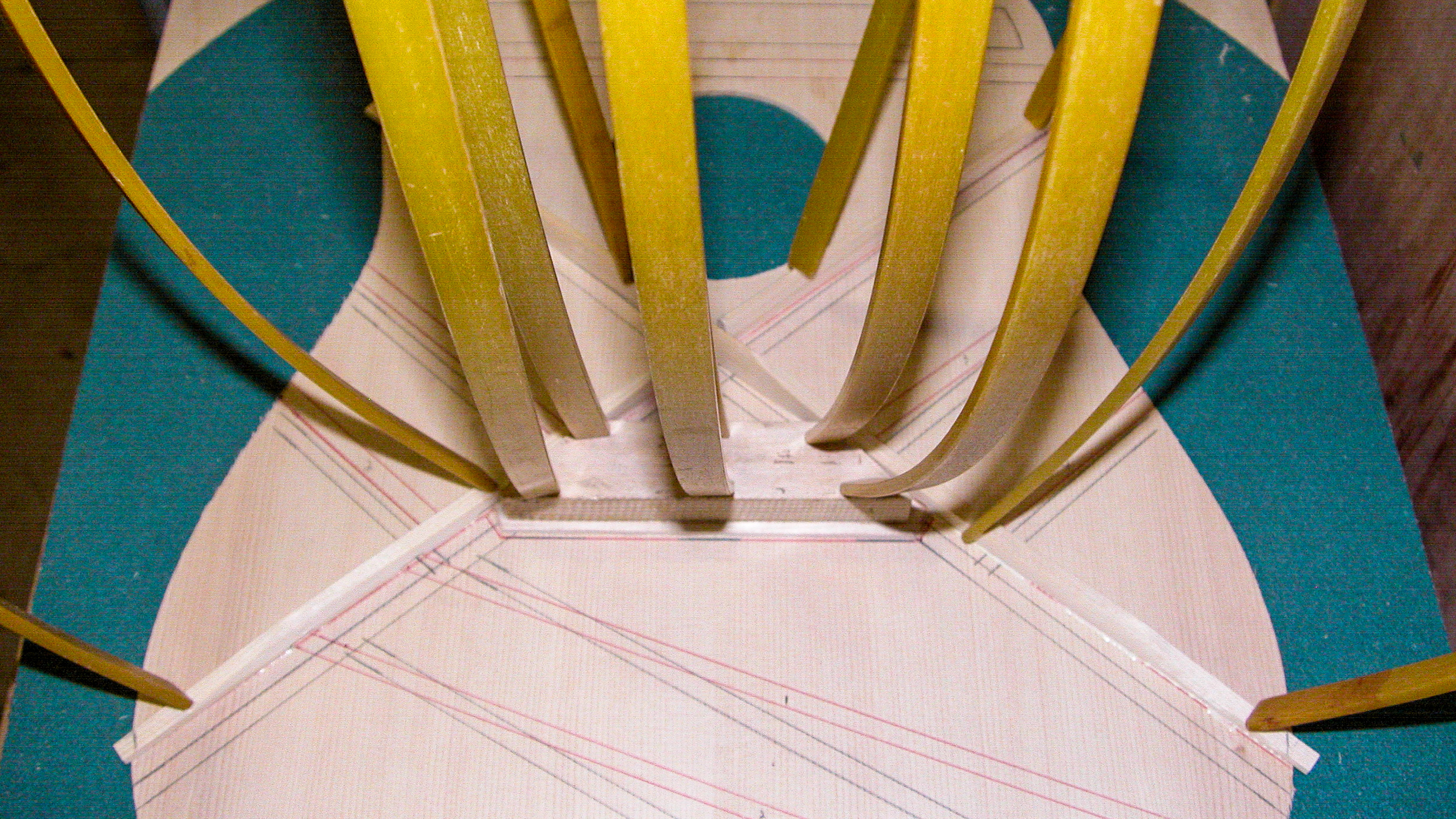 Tueur de Banjo ? La pelle sur le renfort X avant pour un plus grand volume de guitare.