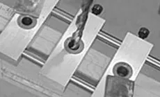 Gabarit de forage pour machine de réglage