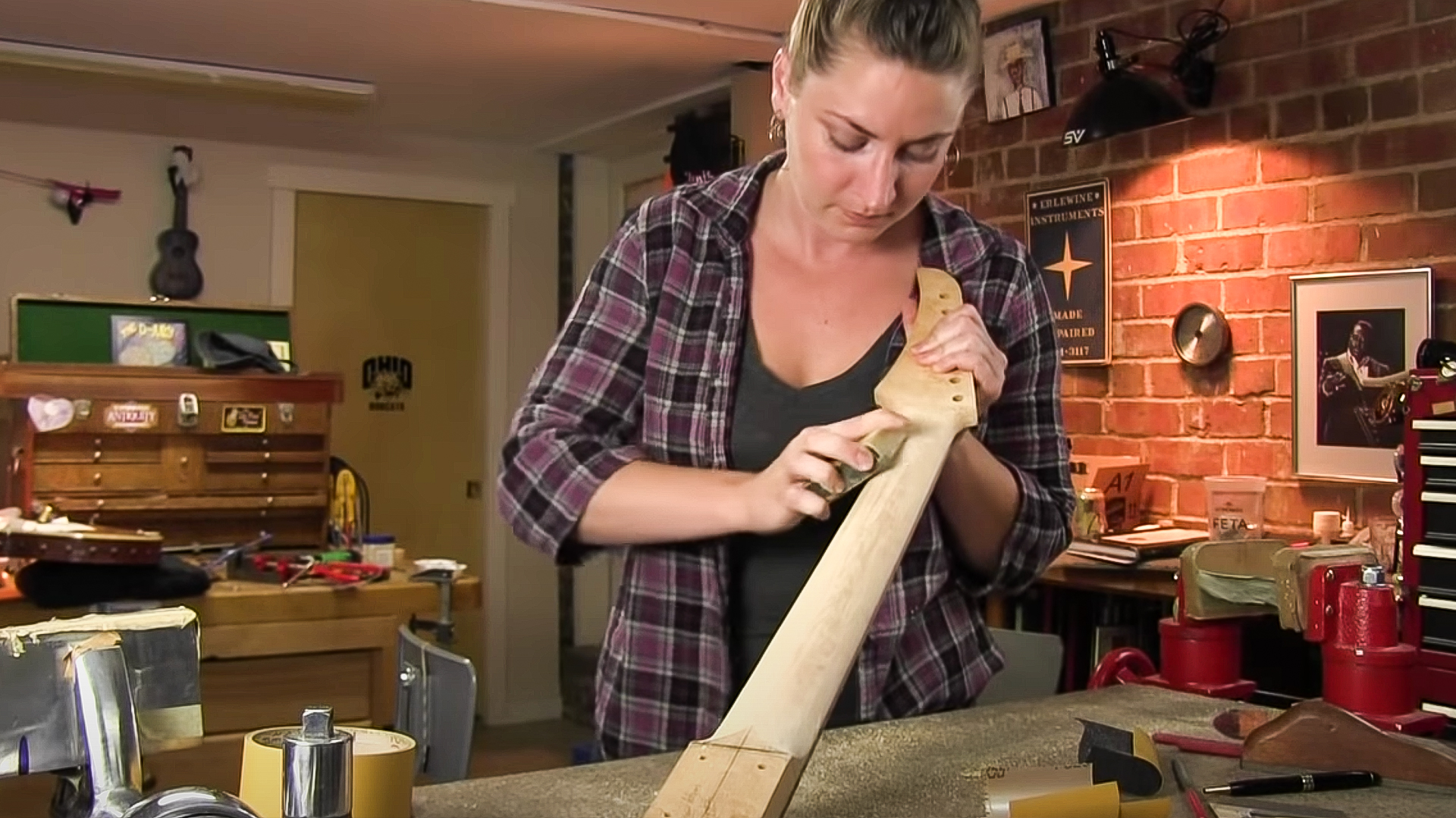 Mise en forme finale d’un manche avec des limes et des grattoirs