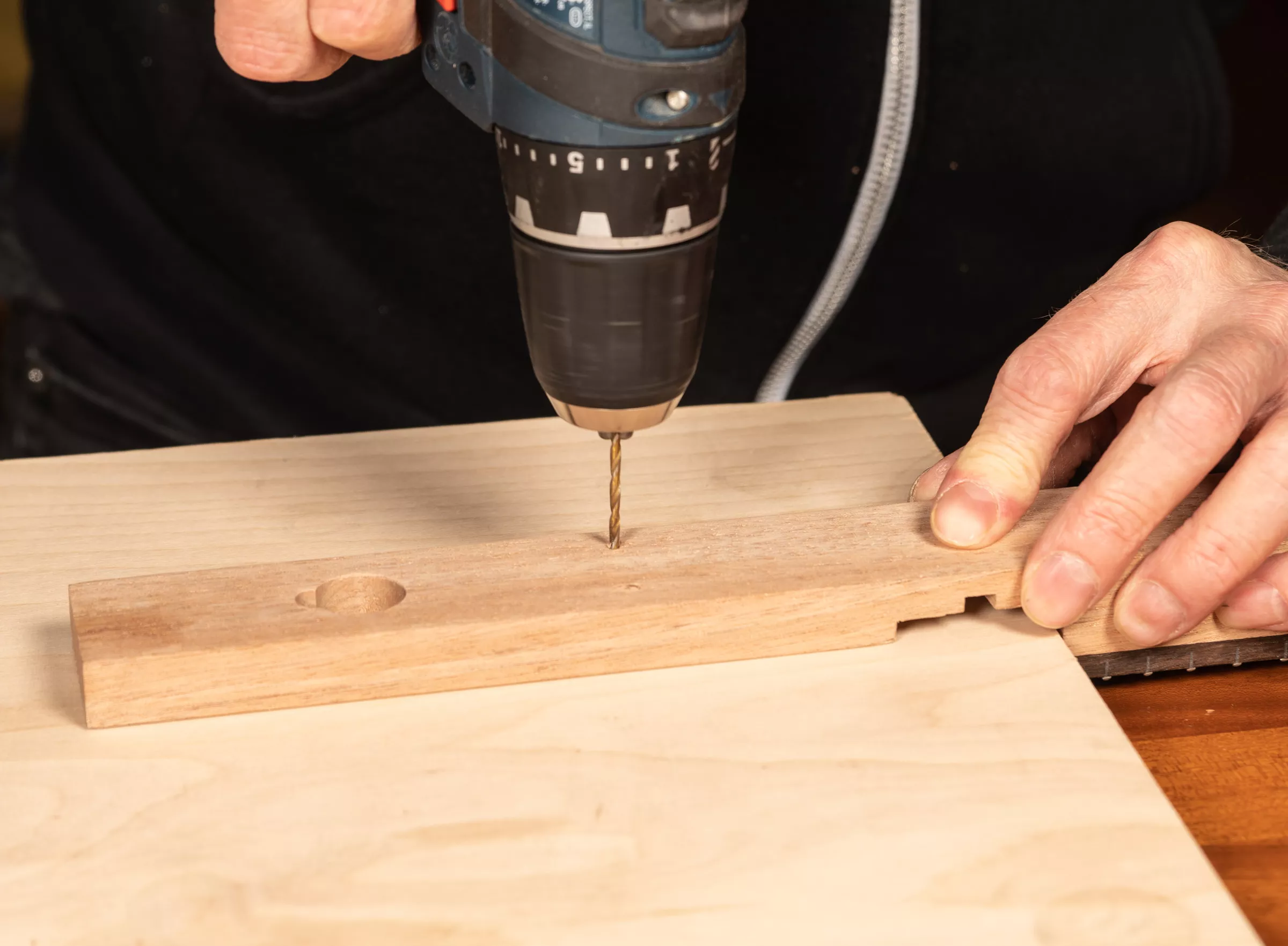 pho0,7 Percer les trous dans le manche.jpg