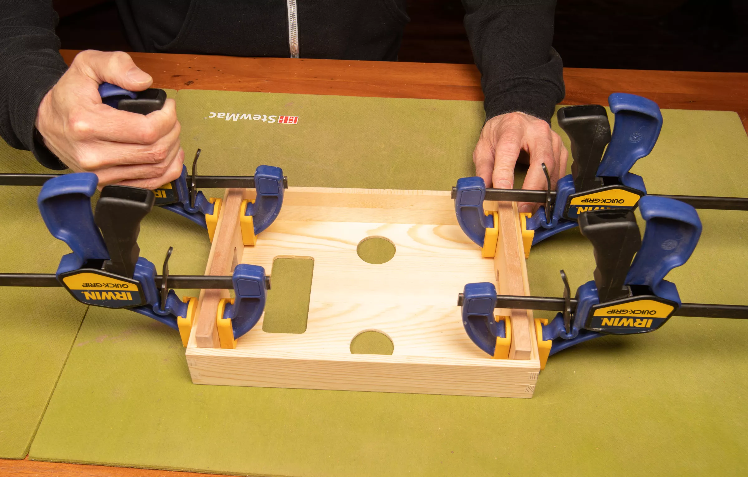 pho0,5 blocs de colle sur le corps.jpg