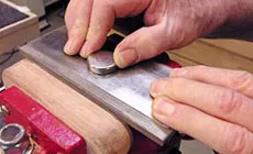 Photo : affûtage du grattoir