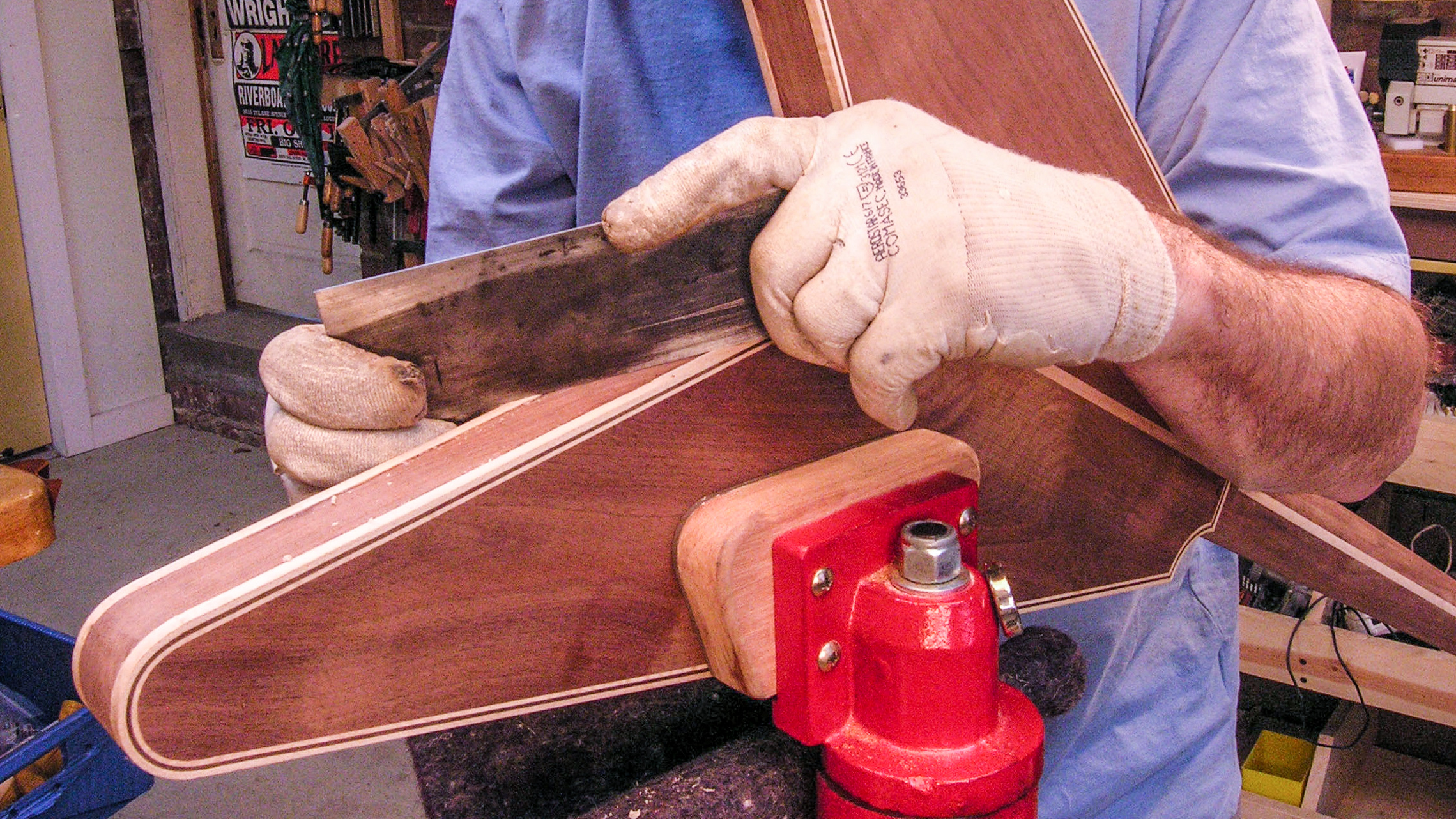 Pour préparer le bois à la finition, utilisez un grattoir au lieu de le poncer Pour préparer le bois à la finition, utilisez un grattoir au lieu de le poncer