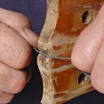 Se mettre dans des rainures serrées avec un cordon abrasif