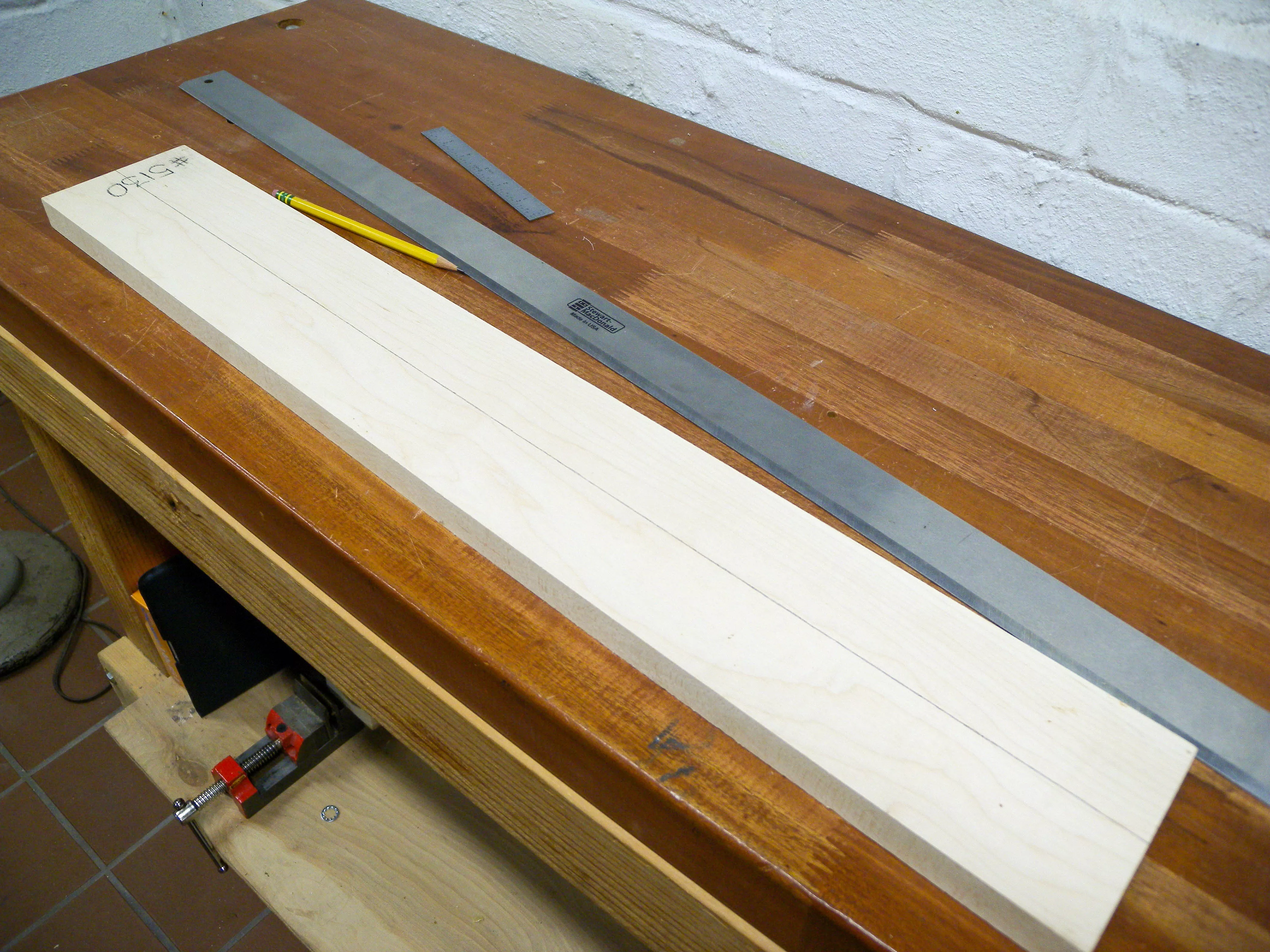 pho0,1 ligne centrale tracée sur blanc avec outils