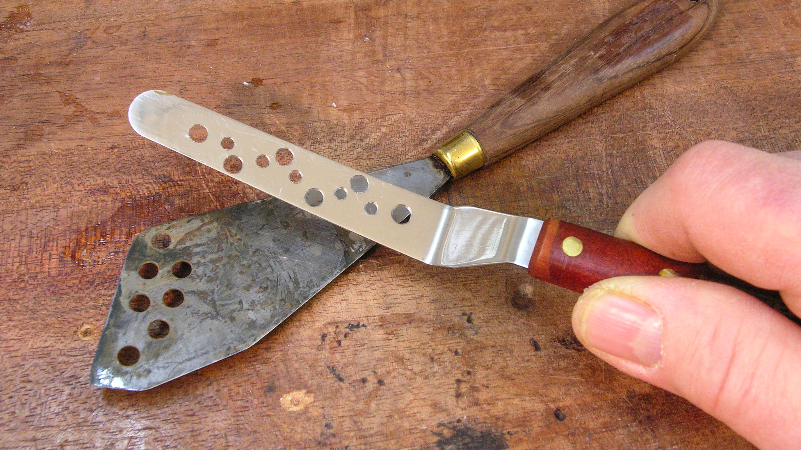 Utilisation d’un « couteau à fromage suisse » pour fixer l’arrière d’un 1923 Gibson Utilisation d’un « couteau à fromage suisse » pour fixer l’arrière d’un 1923 Gibson