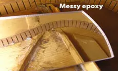 Messy Epoxy à l’intérieur des renforts de guitare