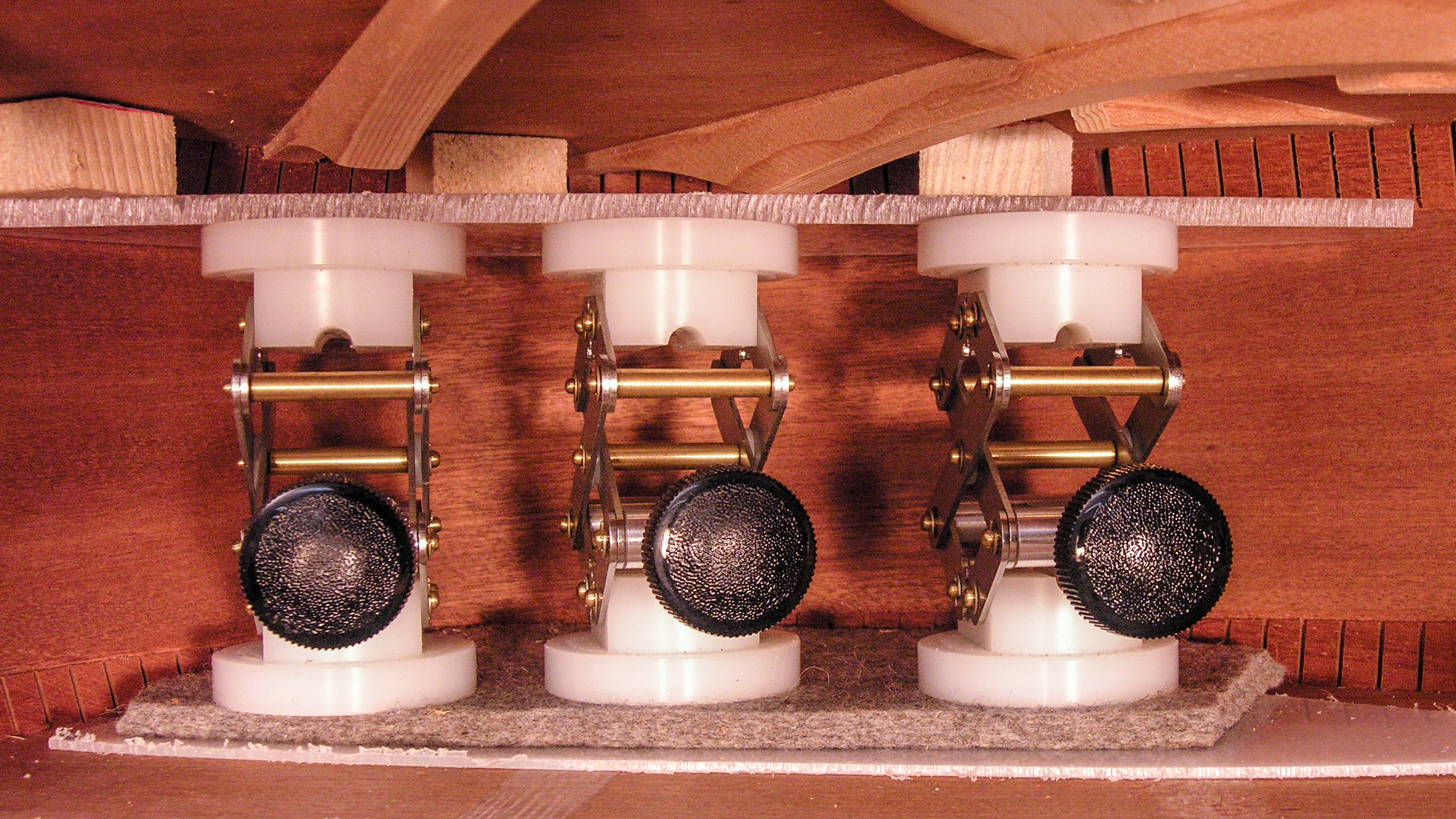 Travaillez dans le trou de son avec le jack à ciseaux et un miroir