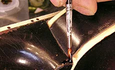 brosse remplie de colle à la mandoline