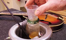 Gobelet de mélange pour colle de peau