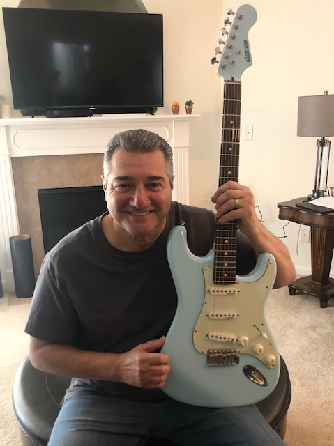 Dan Donatelli a remporté la guitare de style Strat présentée dans ces vidéos, terminée par Driftwood Guitars.