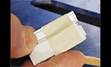 Lame de rasoir avec un morceau de binding scotché