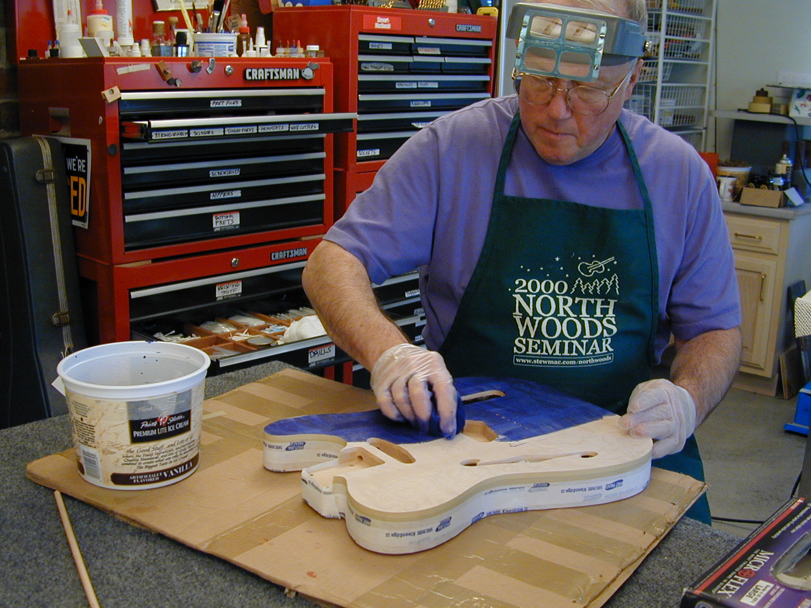 Finition d’une guitare bleue, coloration de la guitare