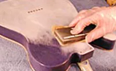 Ponçage de blocs de tout le corps avec du papier de verre 400 grains