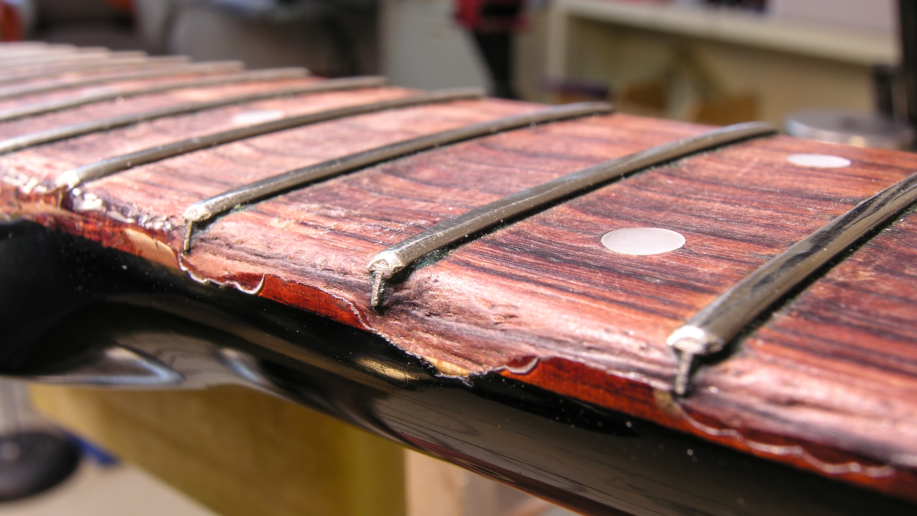 Fixation d’un cou très usé : super glue à la fois pour le remplissage et la finition