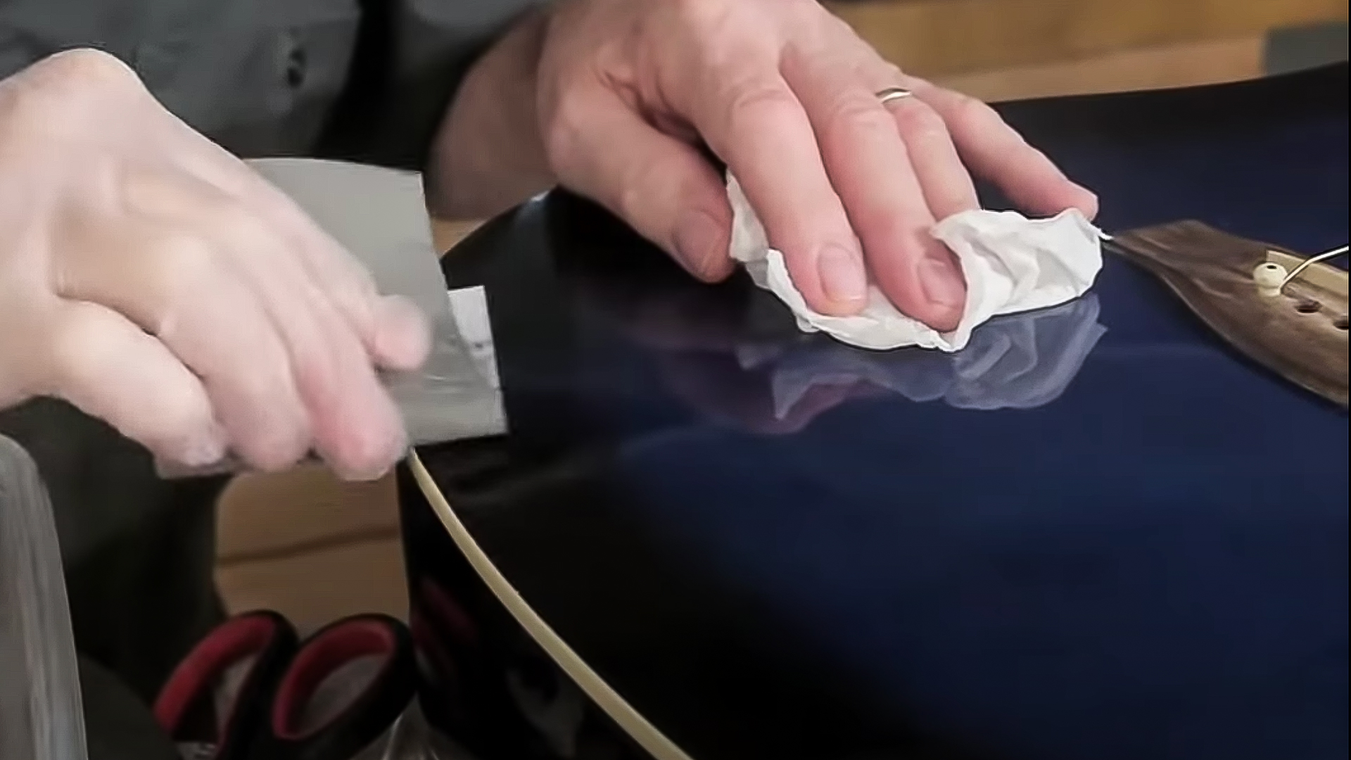 Réparer un petit éclat sur la finition de votre guitare Réparer un petit éclat sur la finition de votre guitare