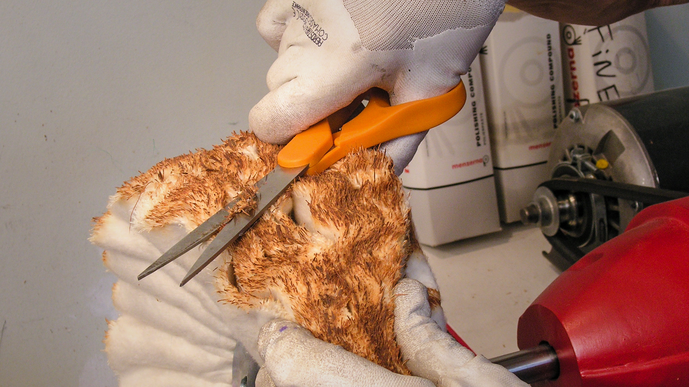 Donnez une coupe de cheveux à votre tampon et rangez-le sur le mur