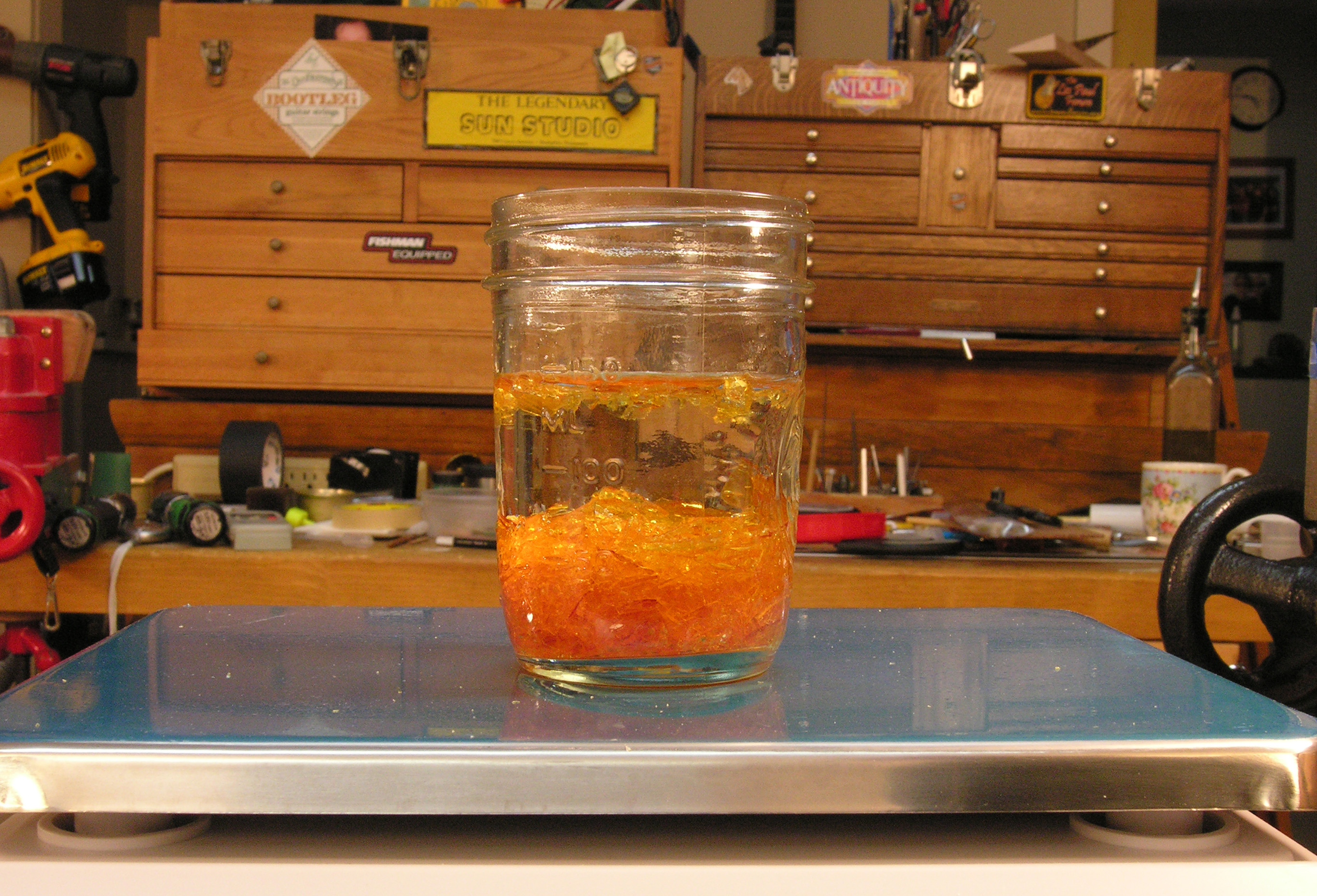 Comment et pourquoi mélanger de la gomme laque fraîche