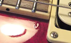 Gros plan sur le remplissage en goutte de laque