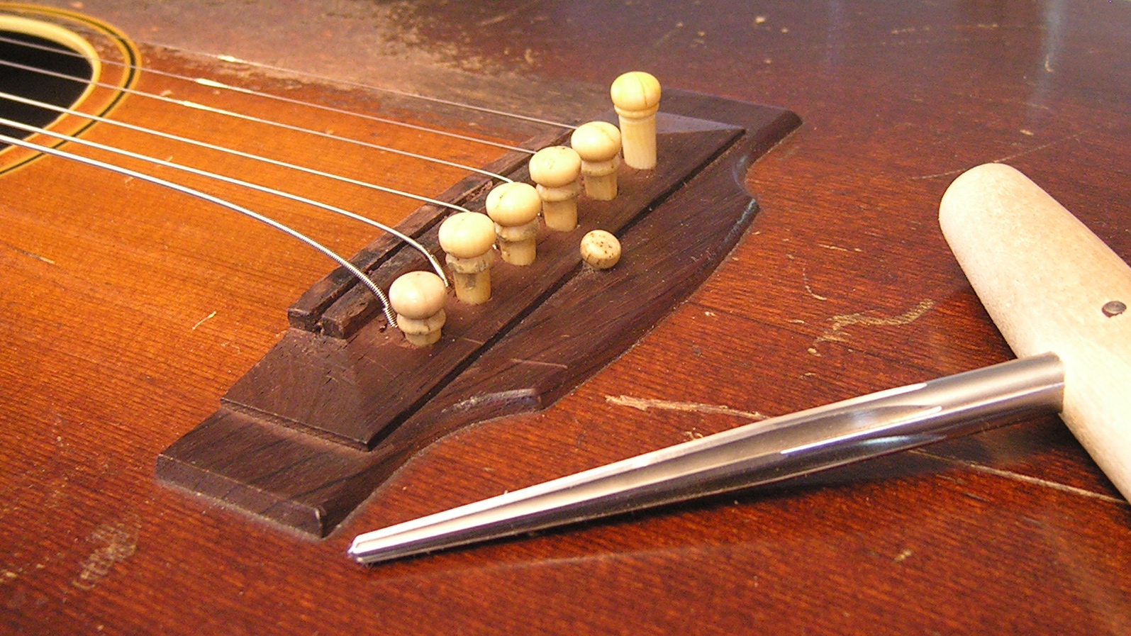 Rendre les nouvelles broches de pont plus anciennes sur un Gibson vintage