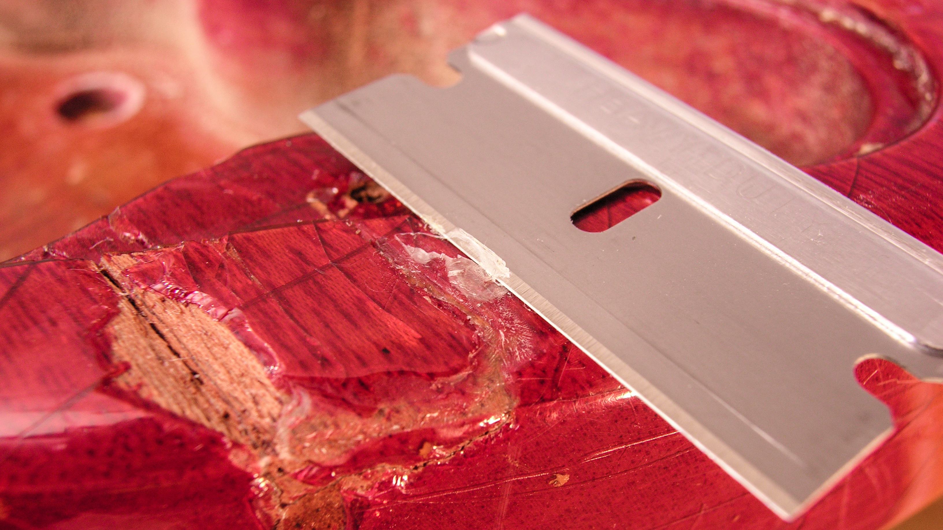 Mélange d’époxy rouge pour les réparations de finition cerise