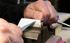 Photo : polir un écrou