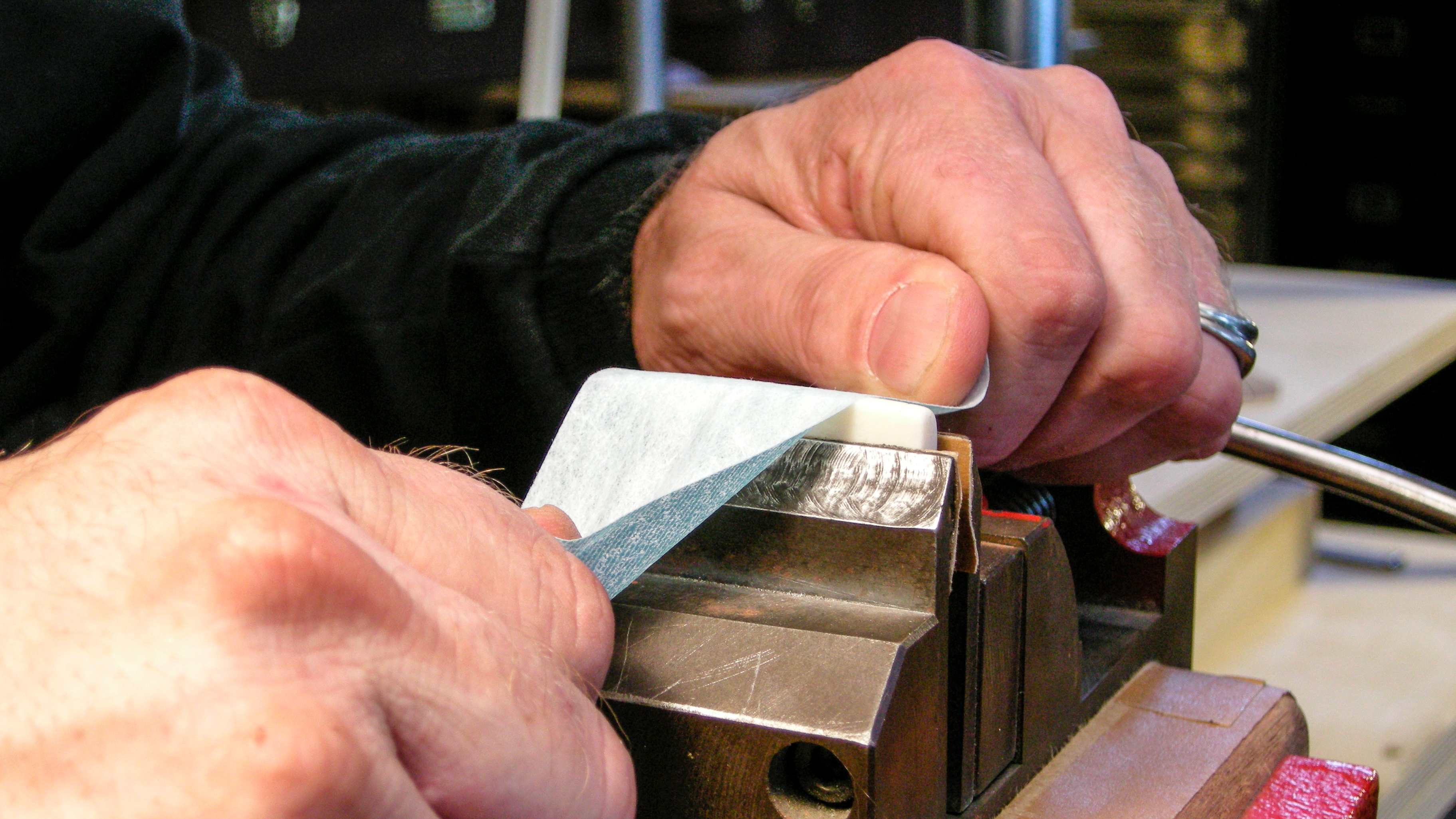Papiers de polissage : abrasifs flexibles et réutilisables