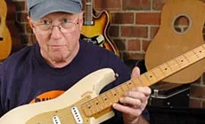 Photo : Dan avec guitare finie