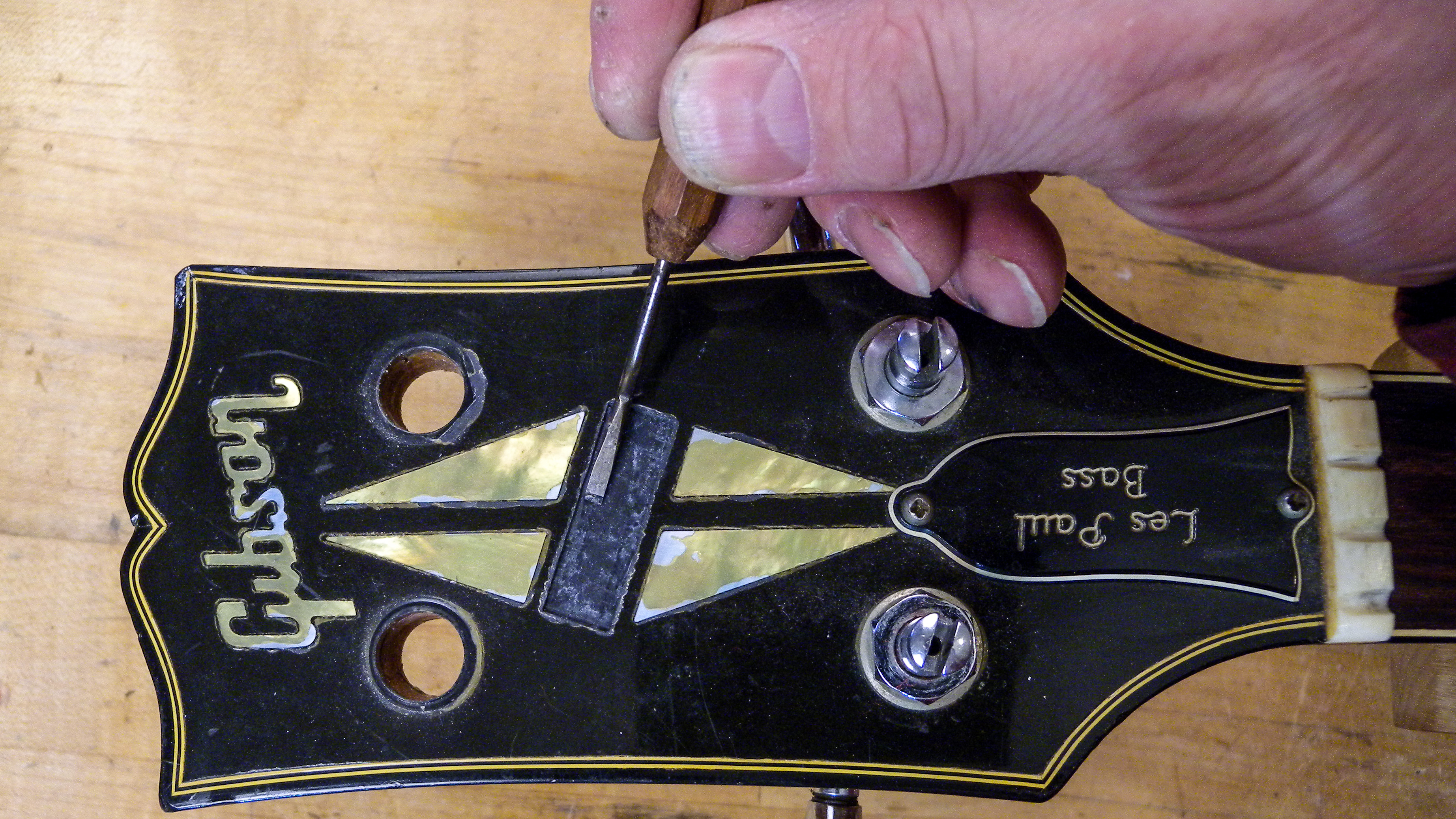 Réparation simple de l’inlay sur une basse Les Paul Triumph