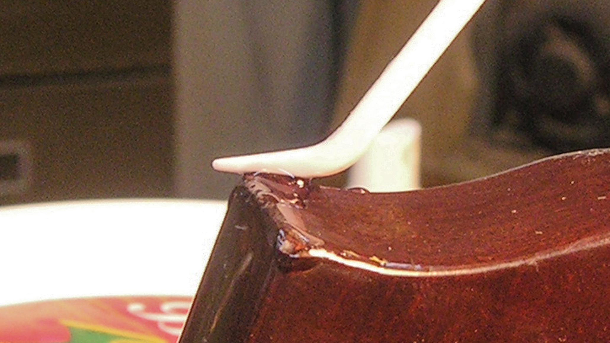 Remplissage en goutte super colle : fixation rapide pour les copeaux de finition