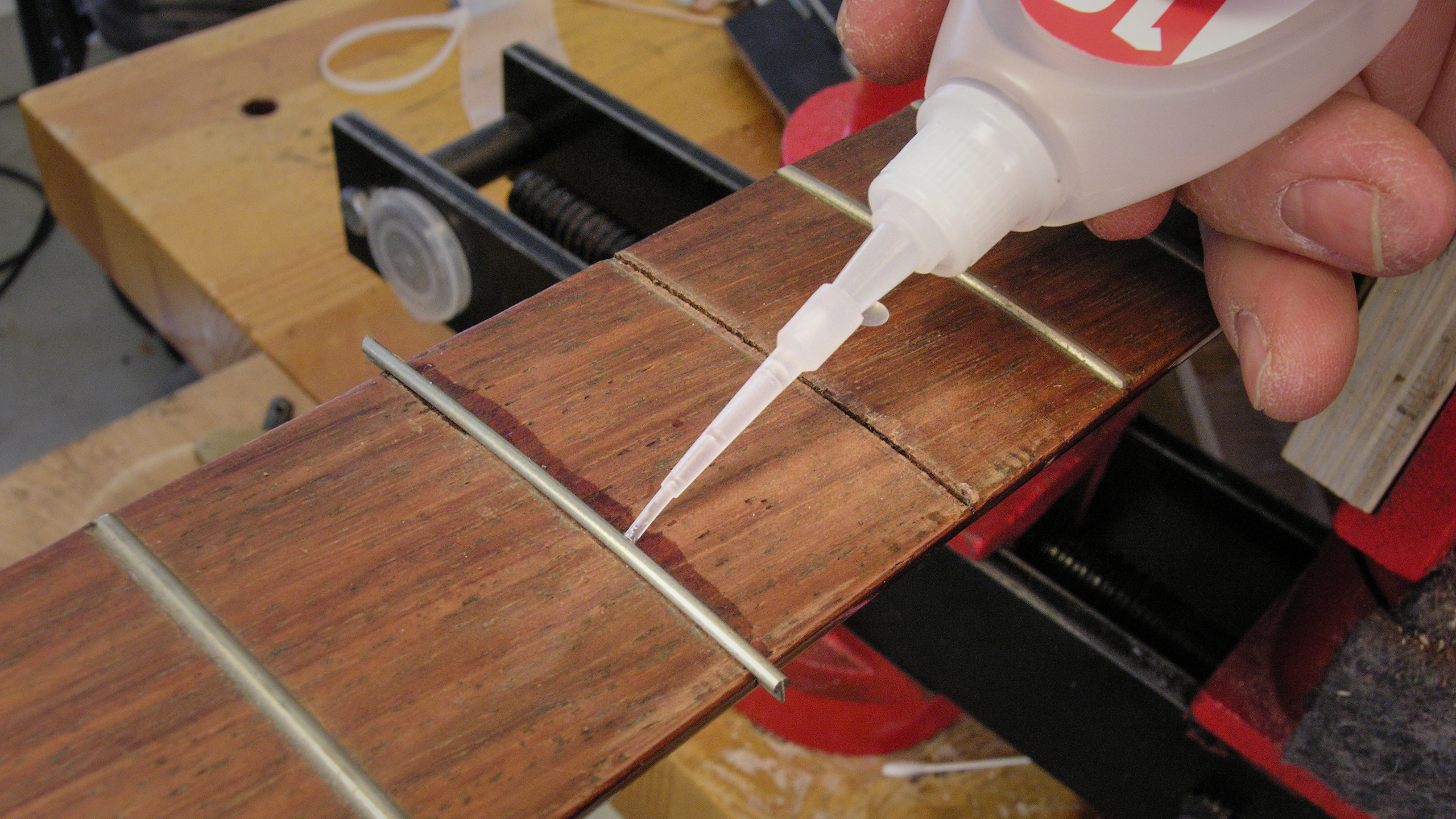 Quelle super glue utiliser : fine, moyenne ou épaisse ?